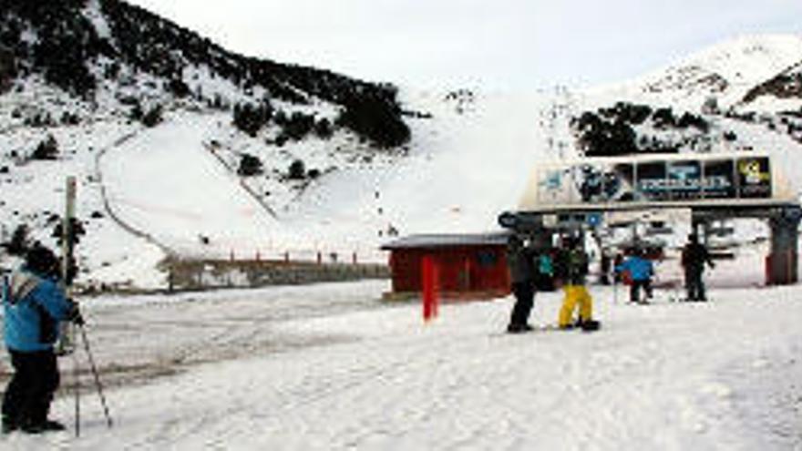 L´estació de Vallter 2000 es veu obligada a tancar pel vent i el risc d´allaus