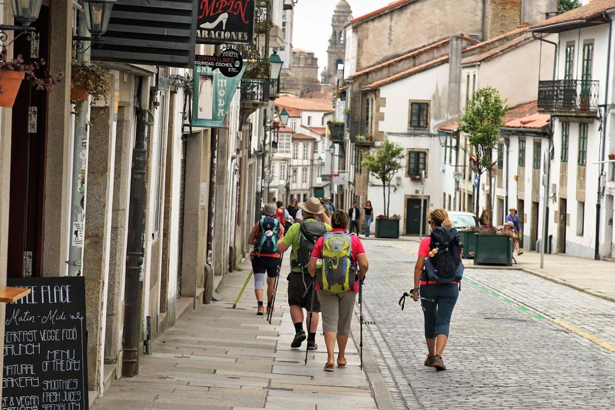 Peregrinos caminando por la Rúa de San Pedro en Santiago