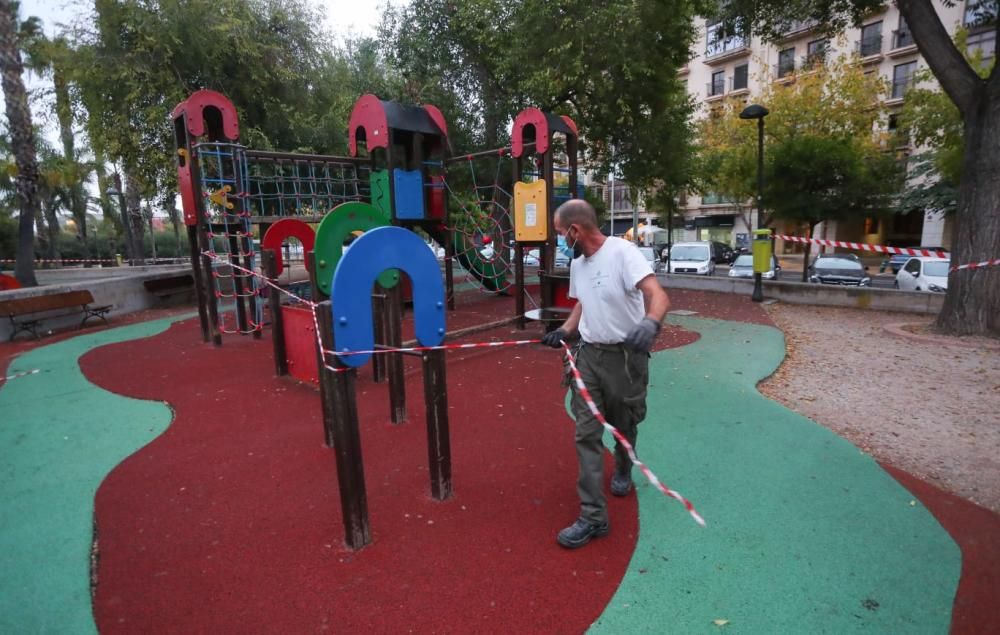 València ya precinta los juegos infantiles de sus parques