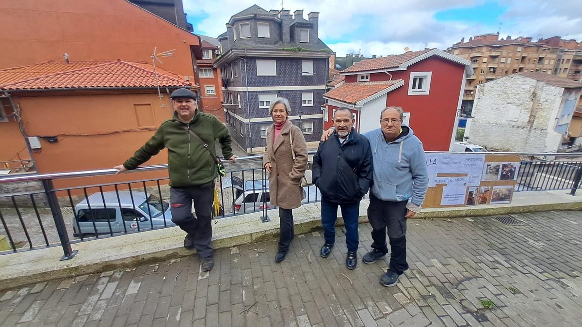 Benjamín García, María da Silva, Lalo Jiménez y José Antonio Rubio, en el lugar de la explosión.