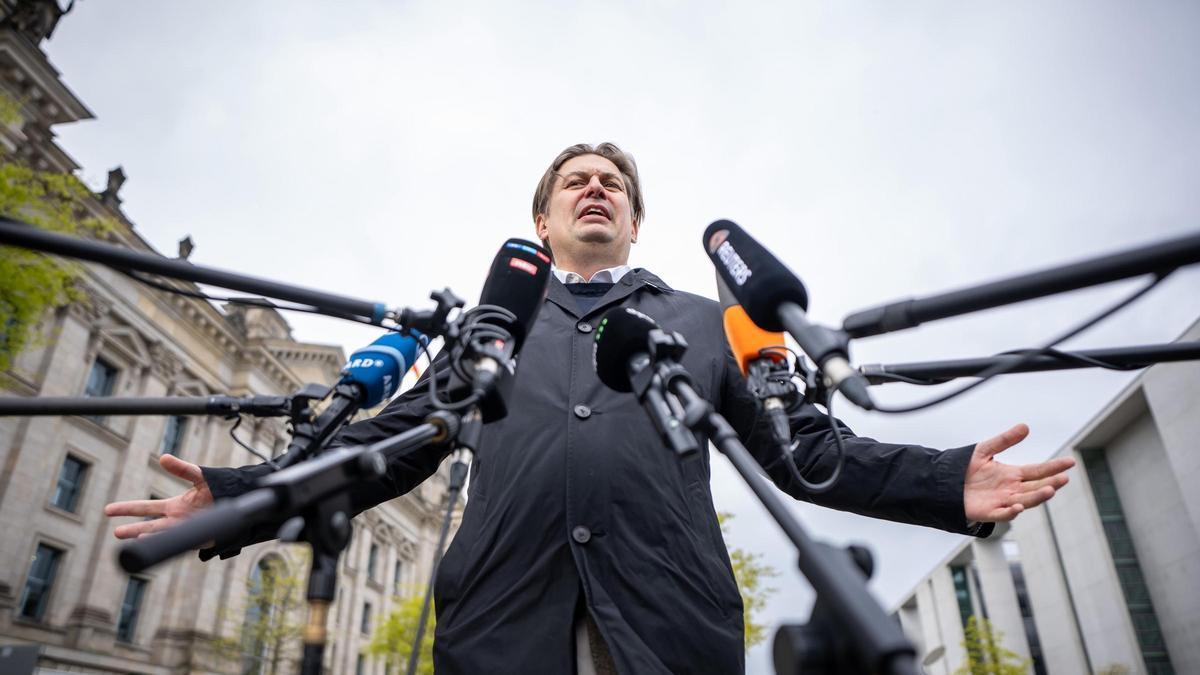 Maximilian Krah, de Alternativa para Alemania (AfD), se dirige a la prensa tras ser acusado de espionaje.