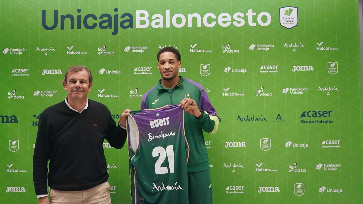Juanma Rodríguez presentó al nuevo jugador del Unicaja, Augustine Rubit.