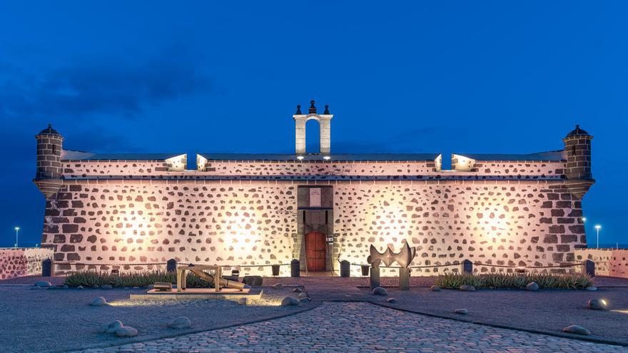 El Castillo de San José se ilumina de naranja por el Día Mundial de la Esclerosis Múltiple