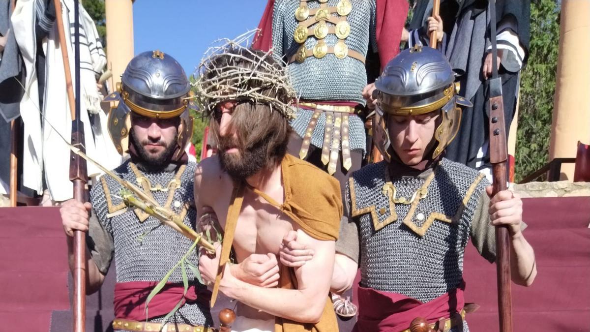 Los romanos transportan a Cristo durante la representación del Drama de la Cruz de Alcorisa