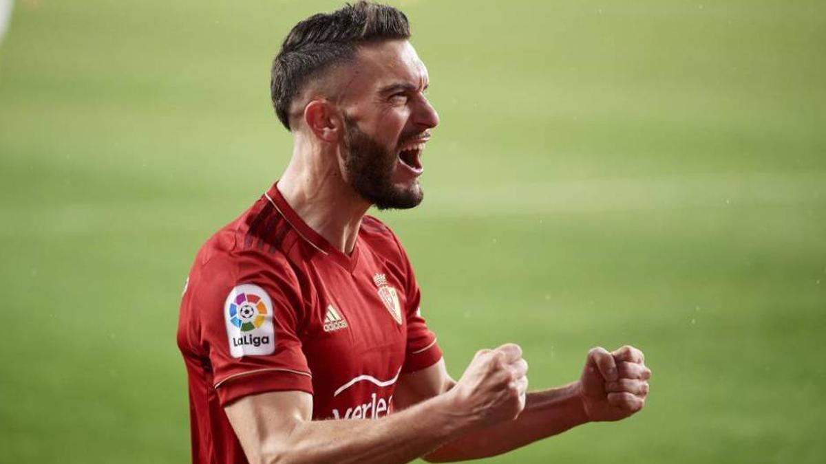 Roberto Torres, celebrando un gol con Osasuna