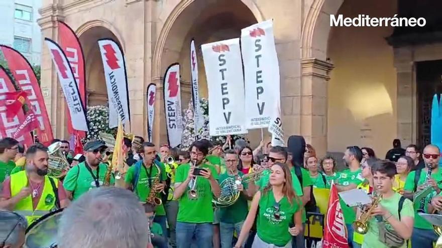 Video: La música y el ambiente festivo se contagia en la Plaza Mayor.