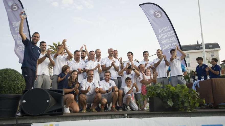 Meira, la ganadora del año pasado, celebra su triunfo en el podio.