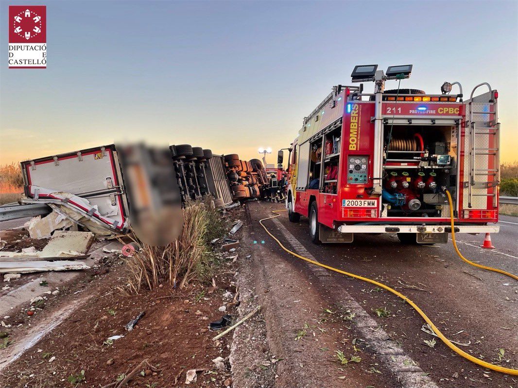 El camión quedó volcado en el lado izquierdo de la calzada.