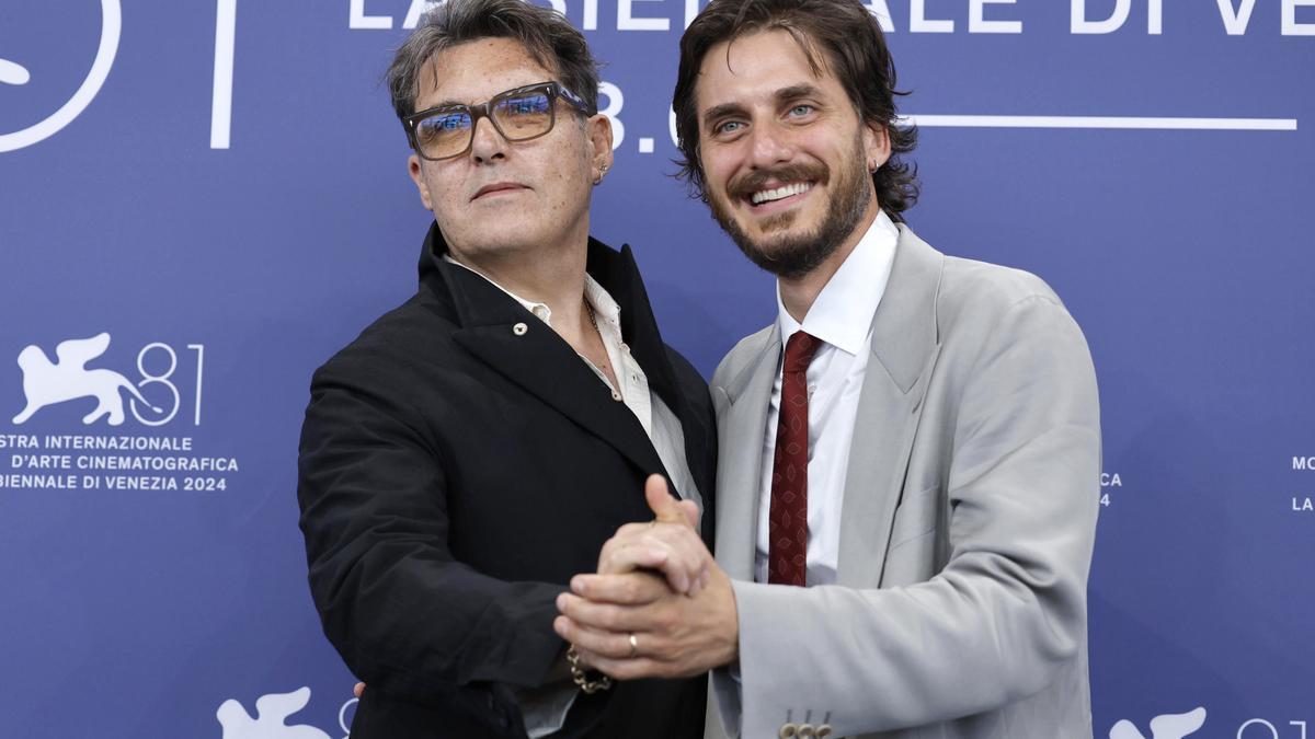 El director Joe Wright y el actor italiano Luca Marinelli en Venecia.