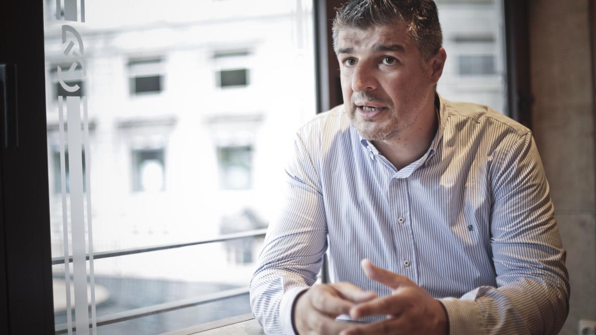 César, en una cafetería de Oviedo en una imagen de archivo