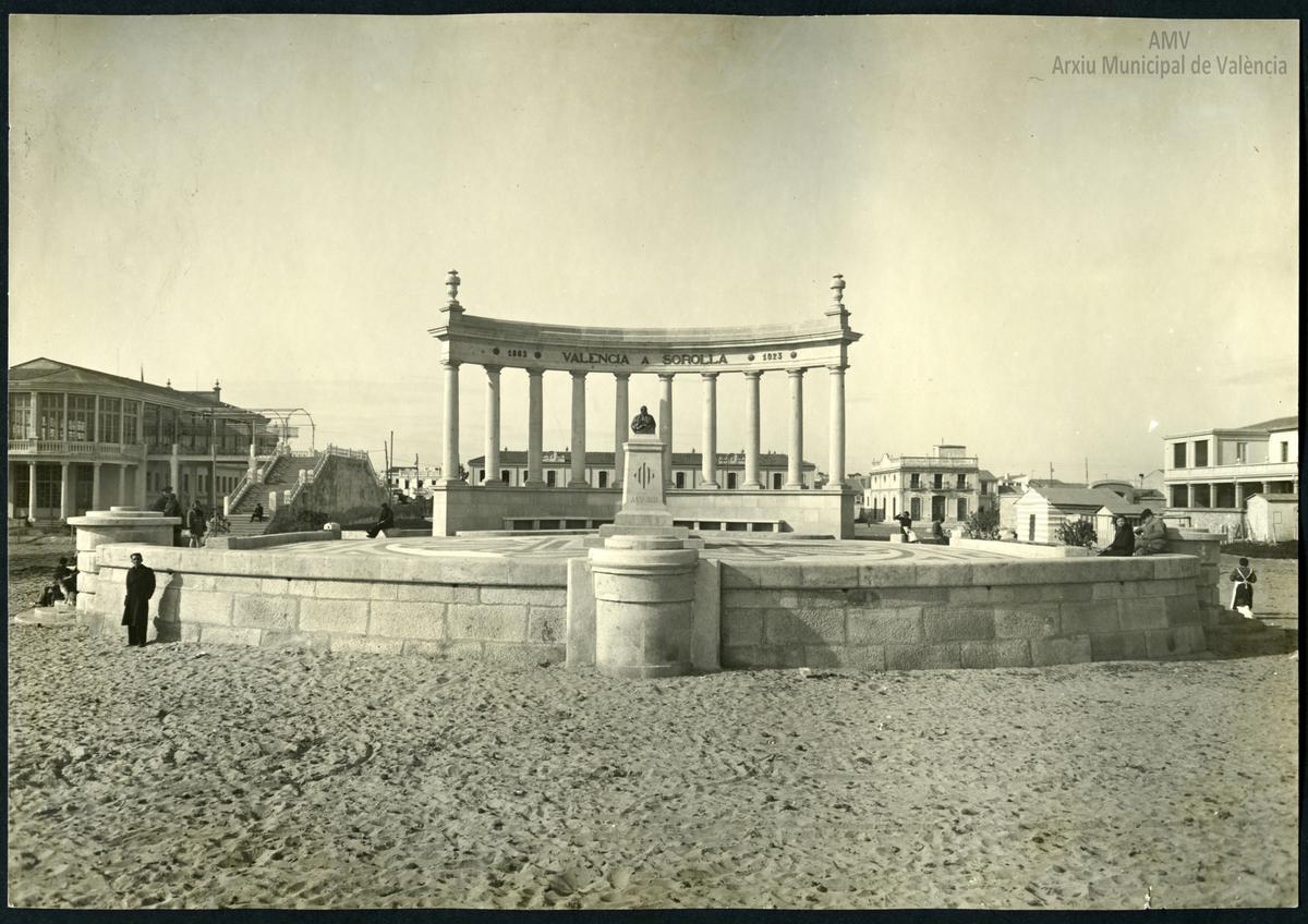 Foto histórica del antiguo monumento de Sorolla en el Cabanyal.