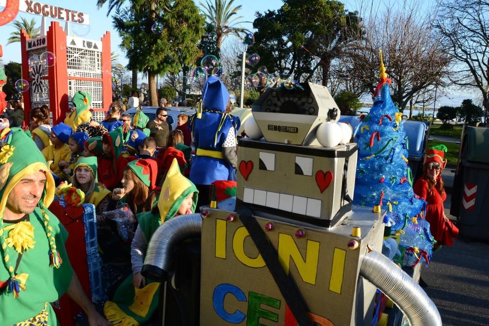 Colorido domingo de carnaval con el desfile de Cangas y la danza de Meira // Gonzalo Núñez