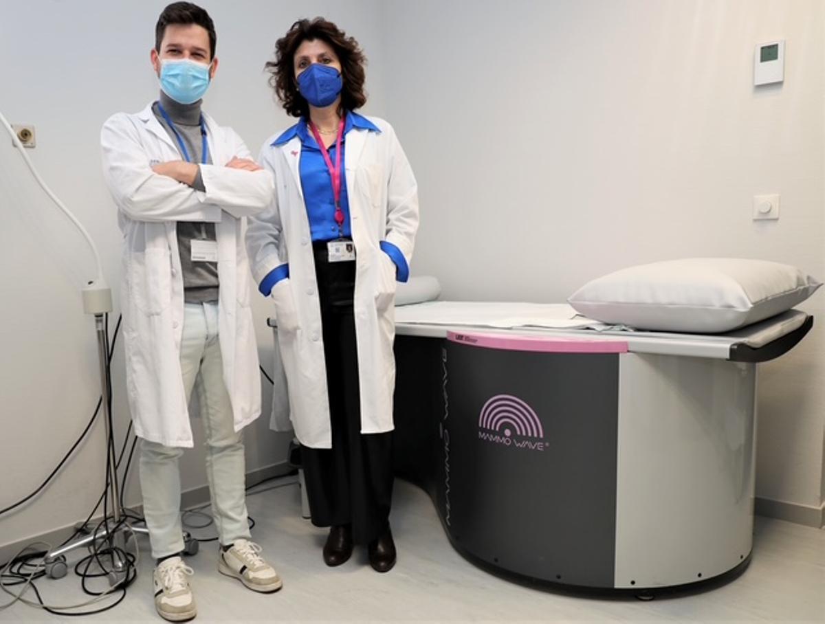 La doctora Cristina Romero y el ingeniero Daniel Álvarez junto al aparato MammoWave