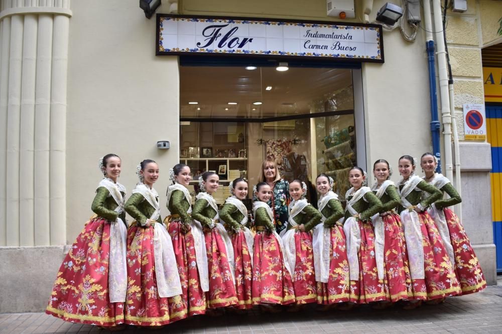 Flor-Carmen Bueso fue la encargada de vestir a la corte infantil en la dansà del viernes por la tarde.