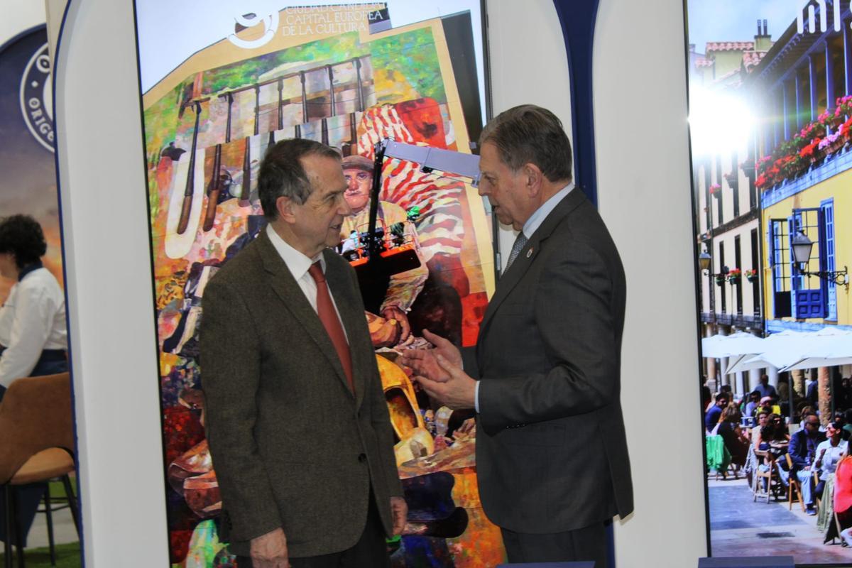 Abel Caballero y Alfredo Canteli en el stand de Oviedo en Fitur.