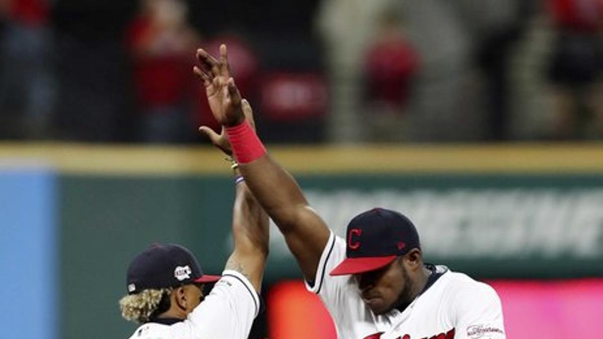 Francisco Lindor # 12 y Yasiel Puig # 66 de los Indios de Cleveland celebran una victoria 8-6 sobre los Medias Blancas de Chicago en el Progressive Field en Cleveland, Ohio.