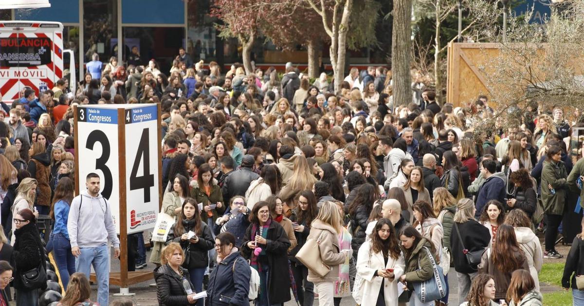 Parte de los aspirantes, antes de acceder a los pabellones. | Ángel González