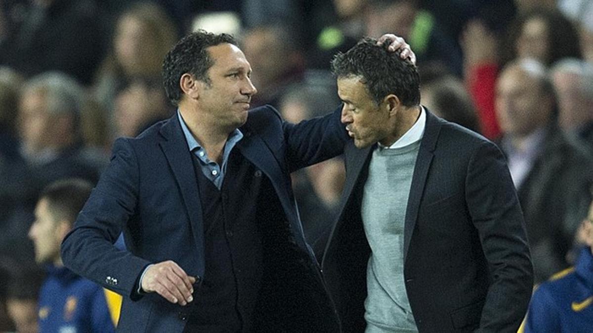 Eusebio y Luis Enrique se saludan tras la goleada del Barça a la Real en el Camp Nou.