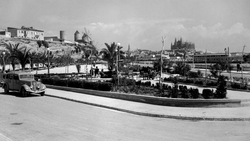 Fotografía de los molinos del Jonquet desde la plaza de Santo Domingo de la Calzada, patrón de los trabajadores de obras públicas