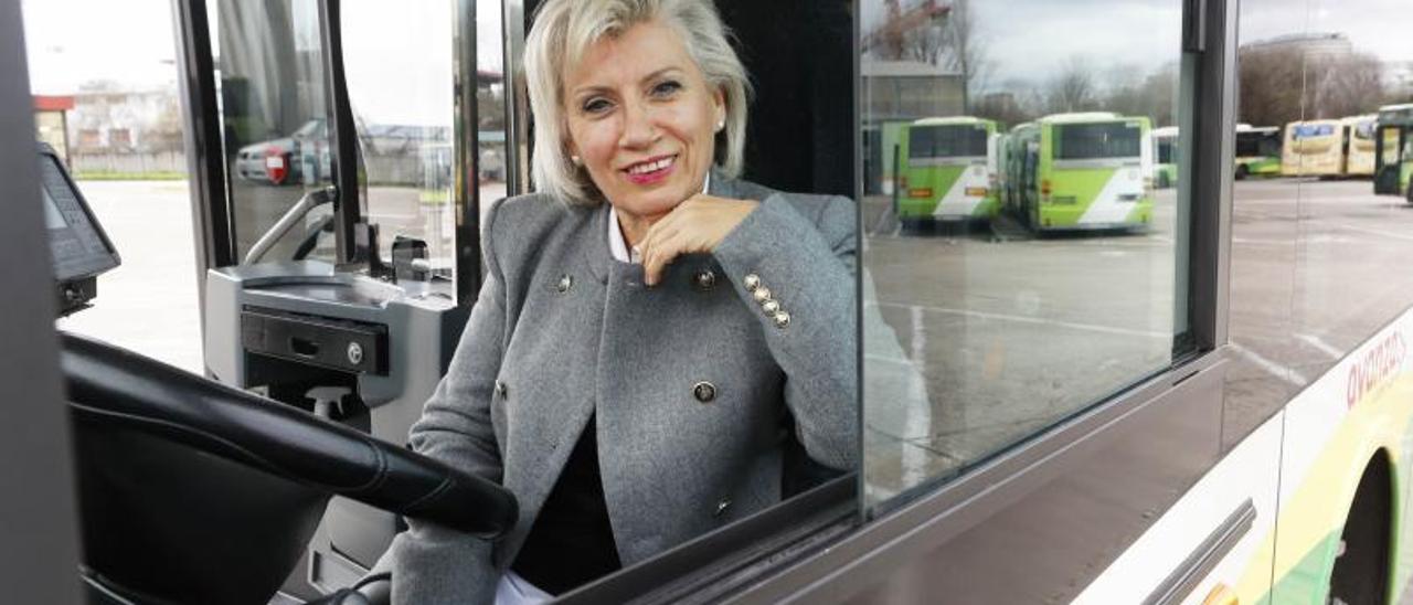 Maribel Alfaya vuelve  a ponerse al volante  de un autobús en las instalaciones de Vitrasa,  en Vigo
