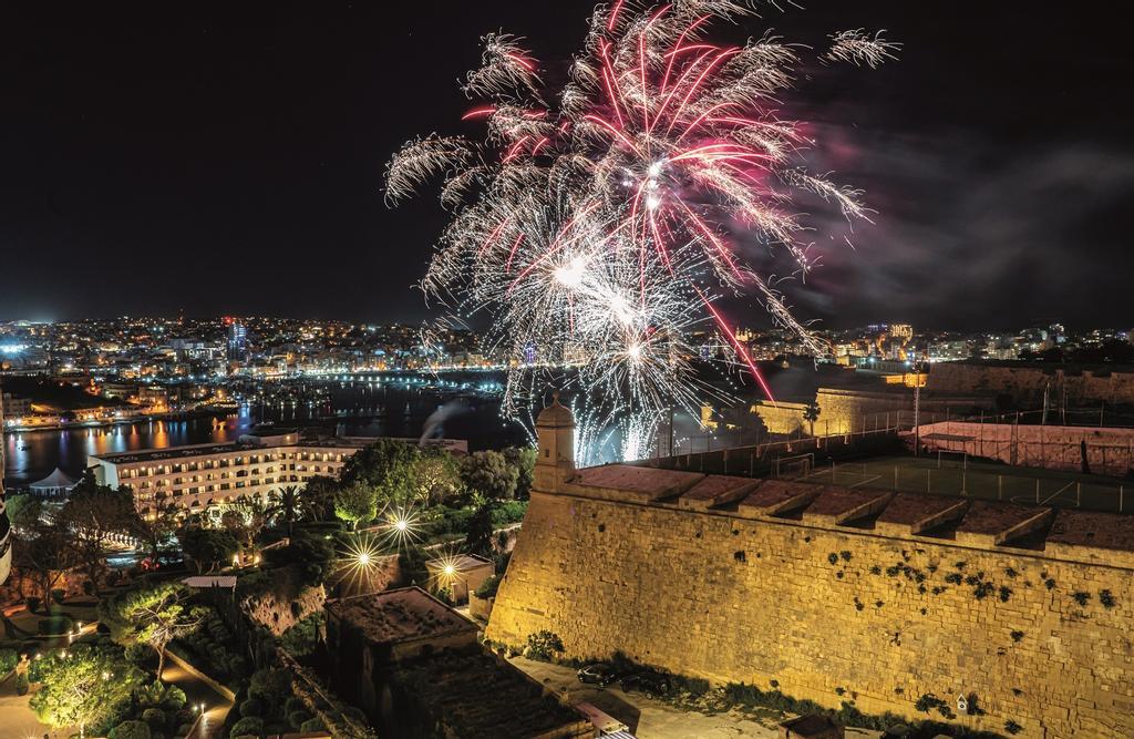 Fuegos artificiales sobre  St. John’s Bastion, La Valeta.