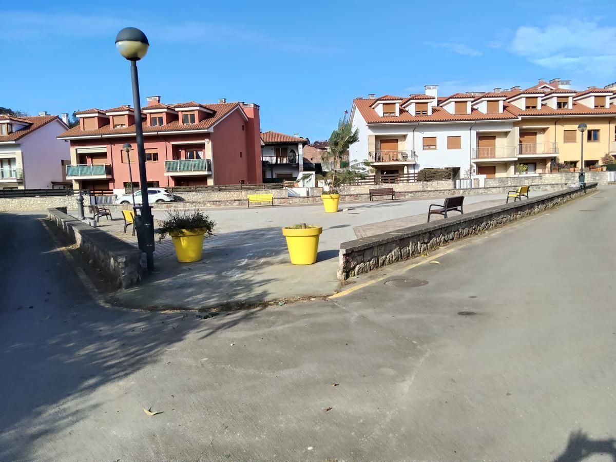 Obras de limpieza y desbroce en varios pueblos de Llanes Obras de limpieza y desbroce en varios pueblos de Llanes