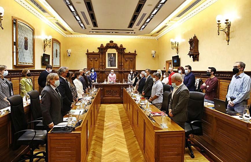 La Corporación guarda un minuto de silencio por las víctimas del covid.