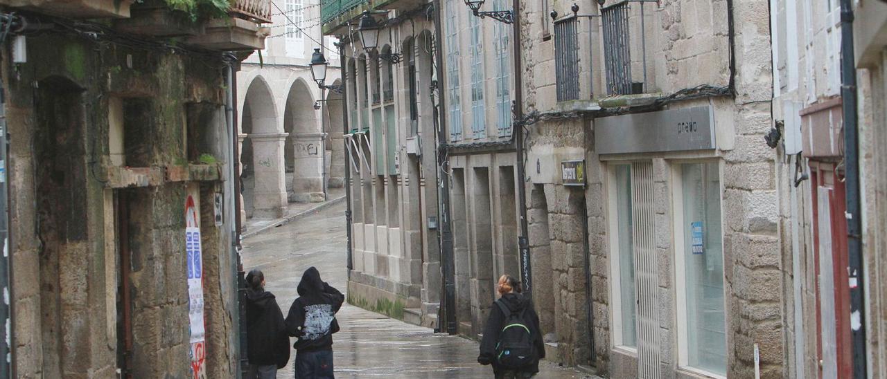 Pasaje de viviendas vacías en una calle del casco vello de Ourense.