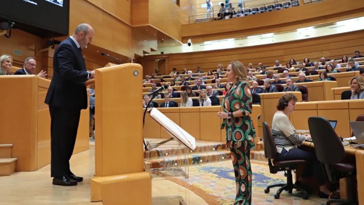 Mayte Pérez acata la Constitución en el pleno del Senado, este martes.