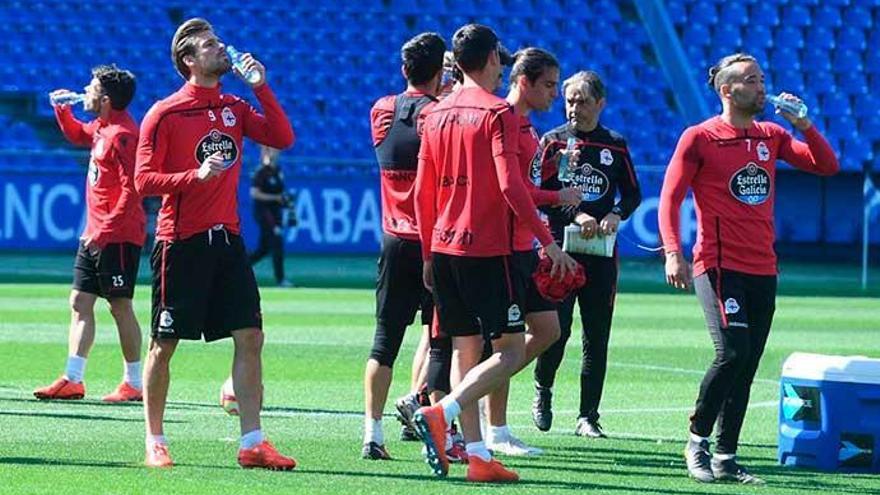 Natxo González, rodeado de sus jugadores durante el entrenamiento en el estadio de Riazor.