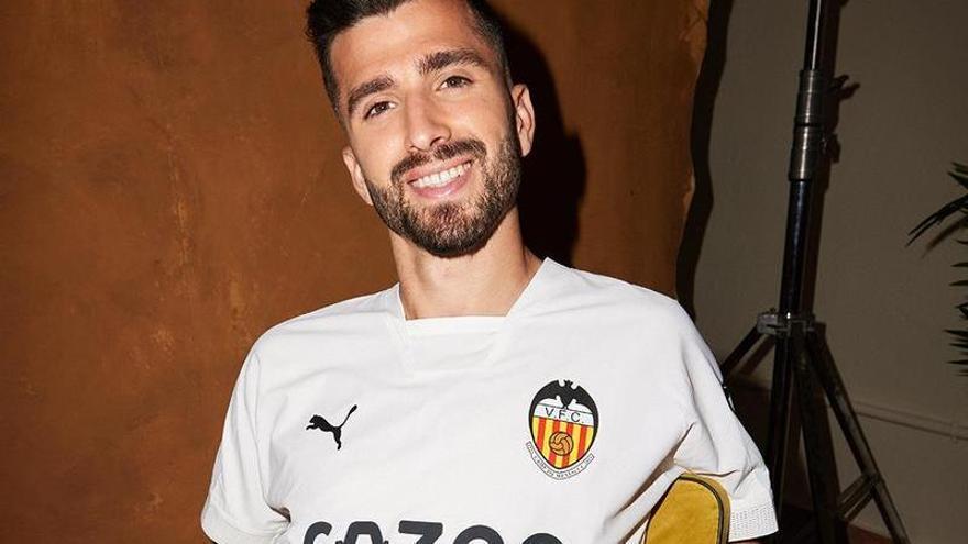 El Valencia CF presenta su primera equipación