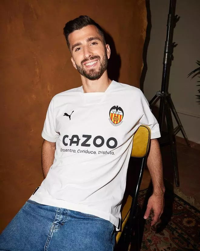 El Valencia CF presenta las nuevas equipaciones para la temporada 2022/23