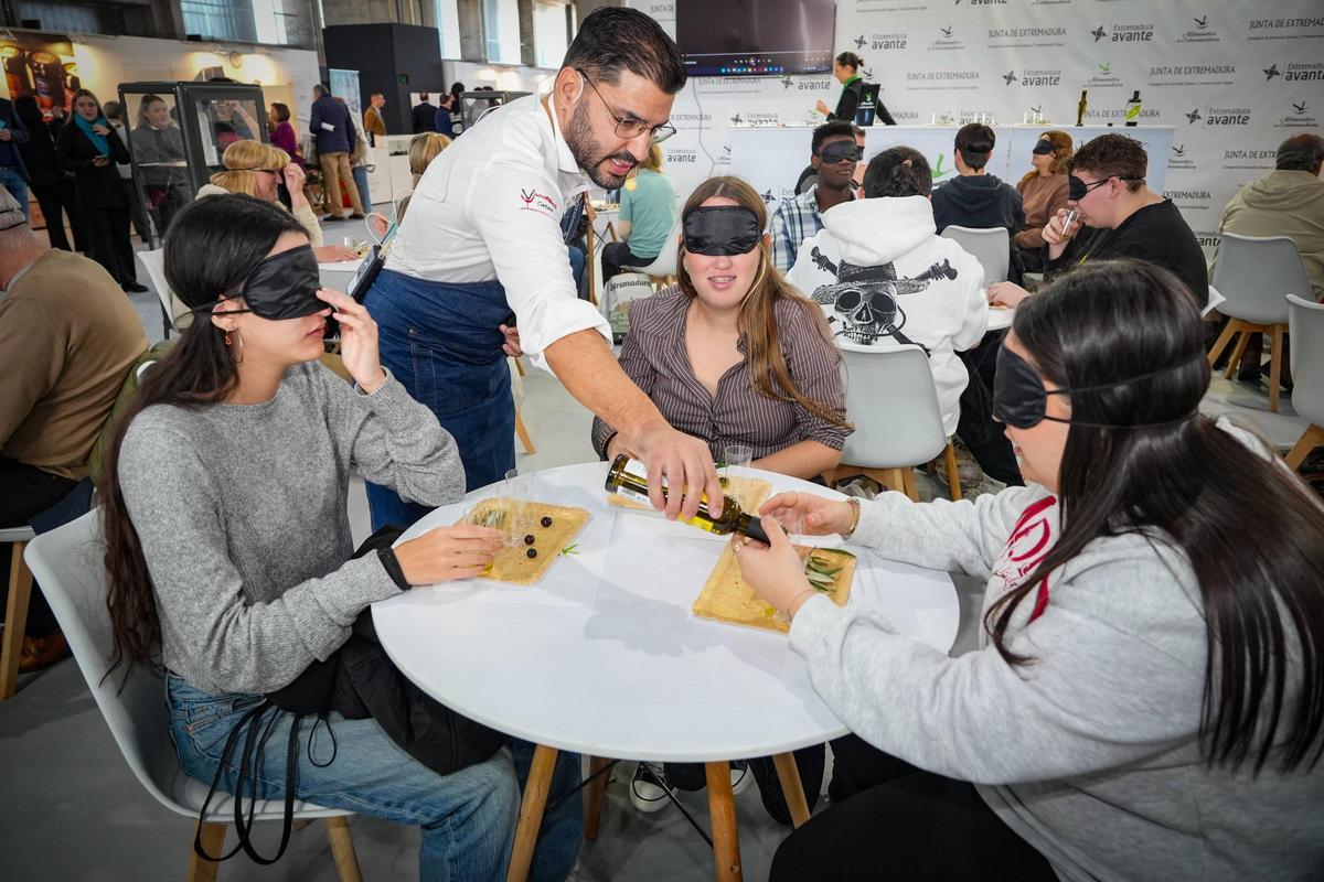 Daniela, Laura y Alba, estudiantes de cocina, participan en una cata a ciegas en la Feria Espiga 2025.