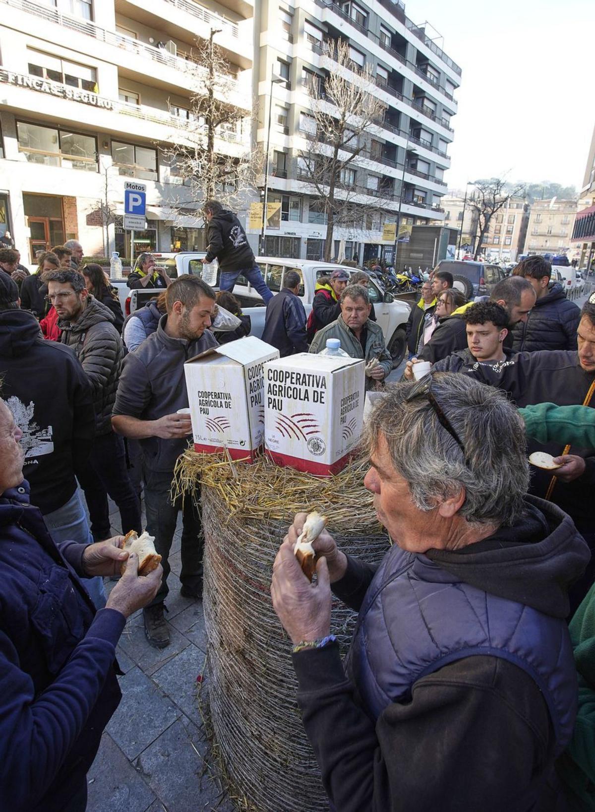 Els agricultors catalans protesten com a prèvia de la tractorada de dilluns Els agricultors catalans protesten com a prèvia de la tractorada de dilluns
