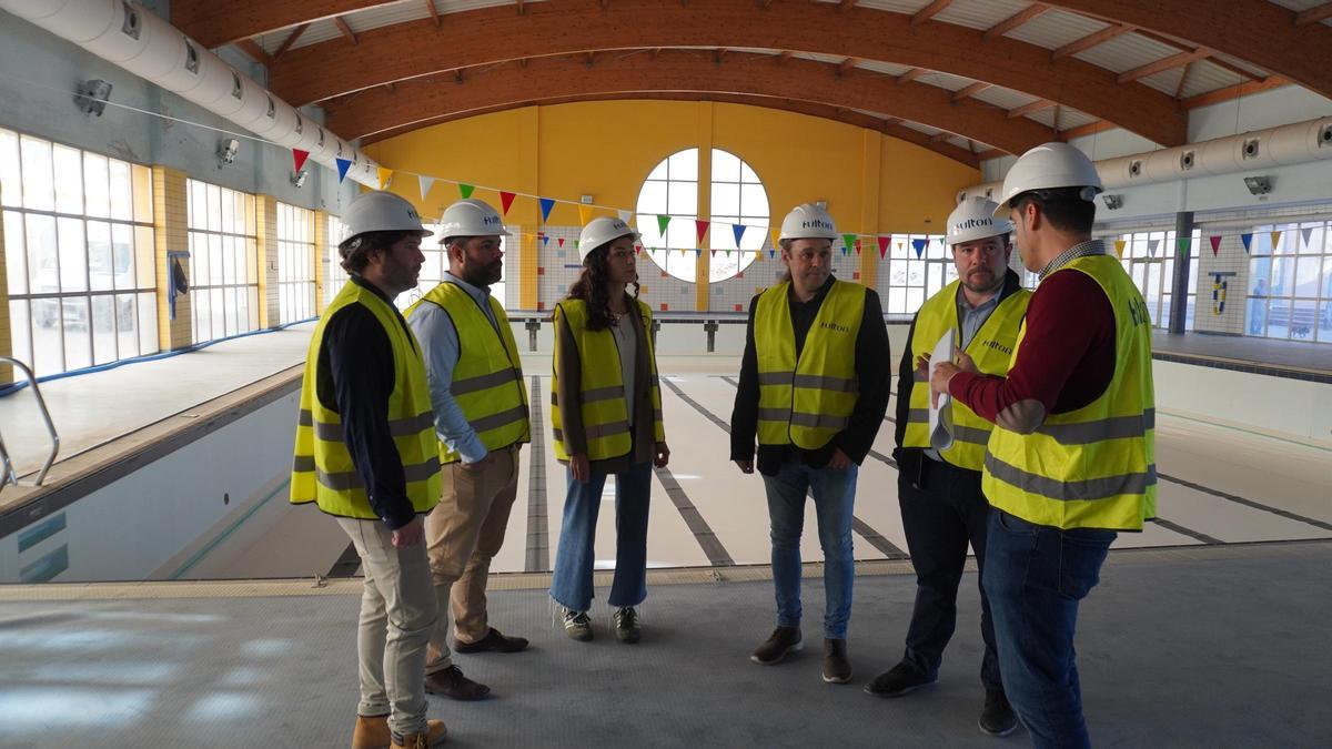 Visita del equipo de gobierno a las instalaciones de la piscina municipal, ahora cerrada.