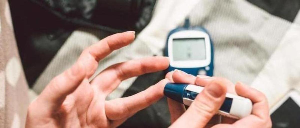 Una mujer se mide los niveles de azúcar en sangre. EFE