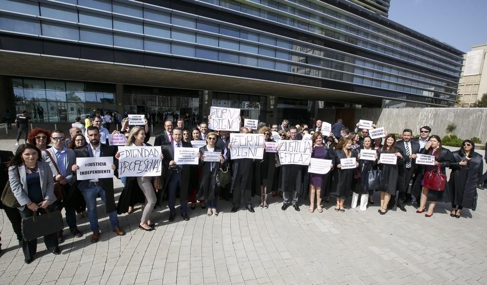 Protesta de jueces, fiscales y abogados ante la Ciudad de la Justicia de la capital grancanaria