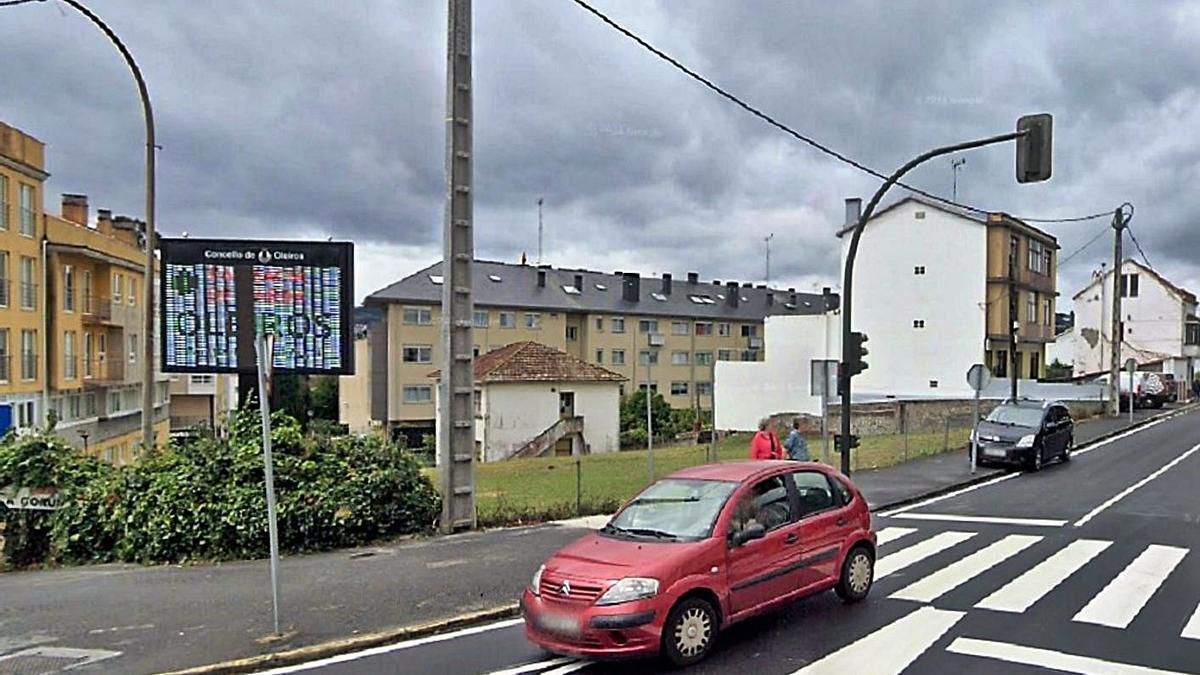 Parcela vacía (prado) en la glorieta de Lucín, una de las que se ordena. |   // L.O.