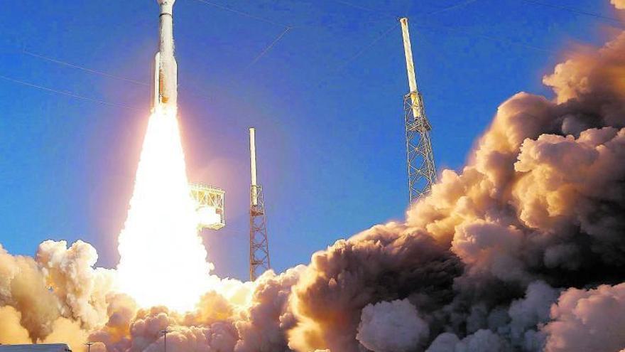 Despegue del cohete con el vehículo espacial de la NASA, ayer, en Cabo Cañaveral (Florida).