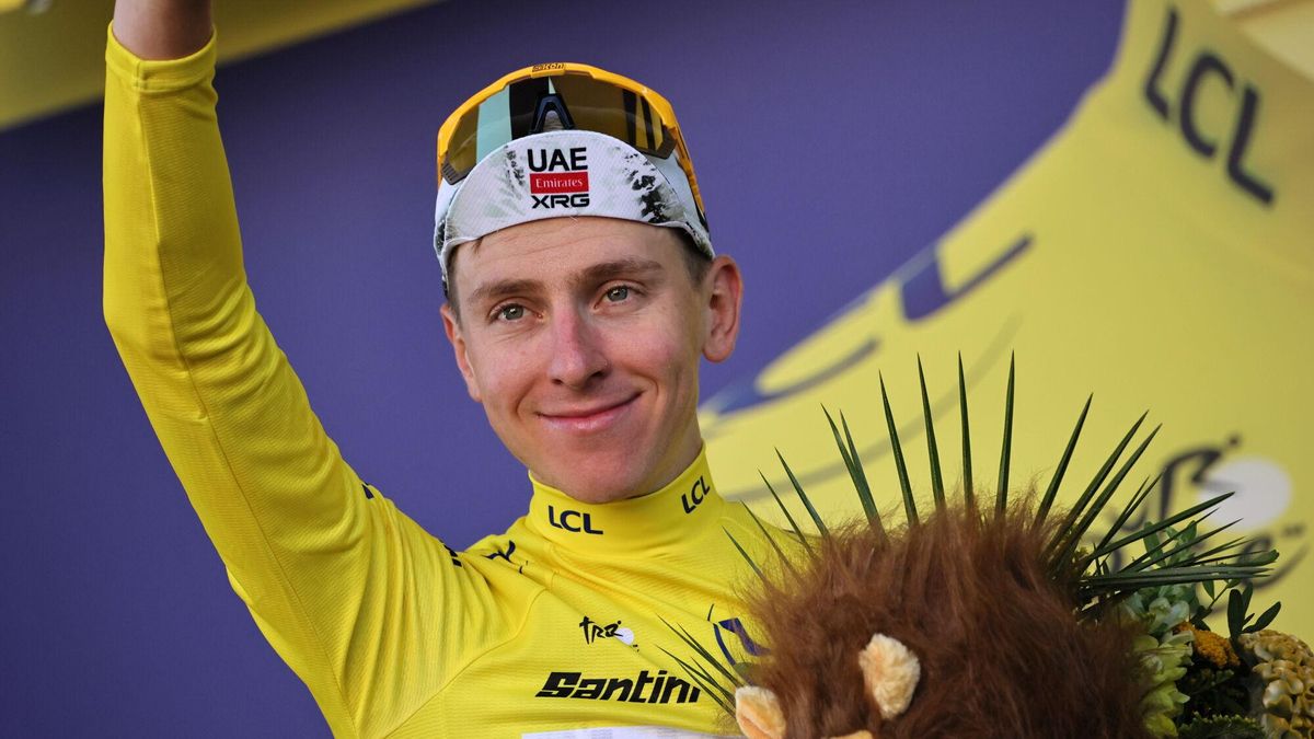 Caen (France), 09/07/2025.- Slovenian rider Tadej Pogacar of UAE Team Emirates XRG celebrates on the podium in his leader yellow jersey after the 5th stage of the Tour de France, an Individual Time Trial (ITT) over 33km in Caen, France, 09 July 2025. (Ciclismo, Francia) EFE/EPA/CHRISTOPHE PETIT TESSON