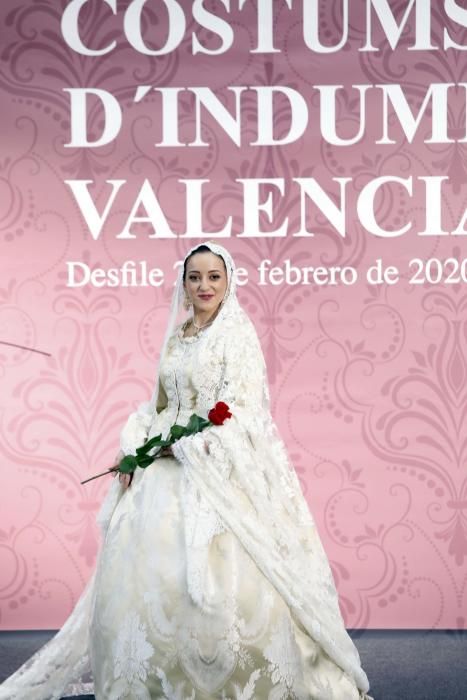 Desfile benéfico de indumentaria valenciana de Albaes en Nuevo Centro