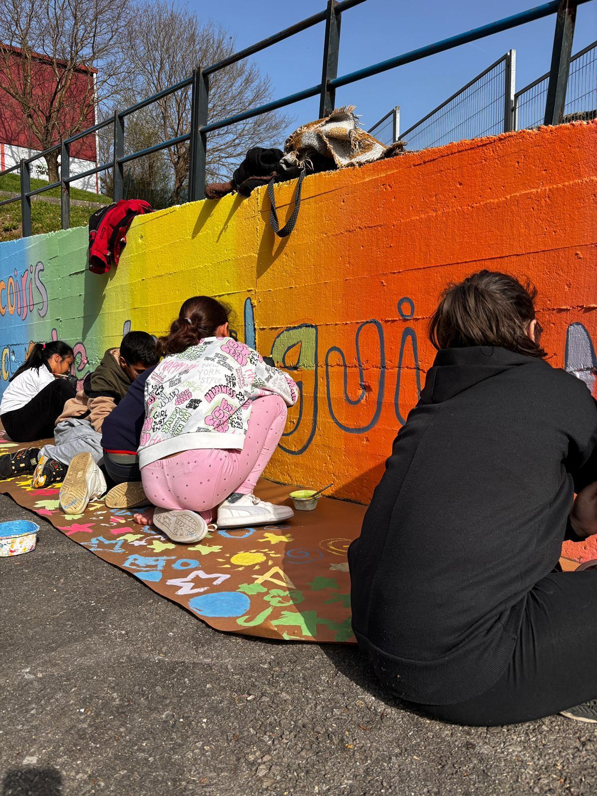 Estudiantes del centro moscón pintando el mural.