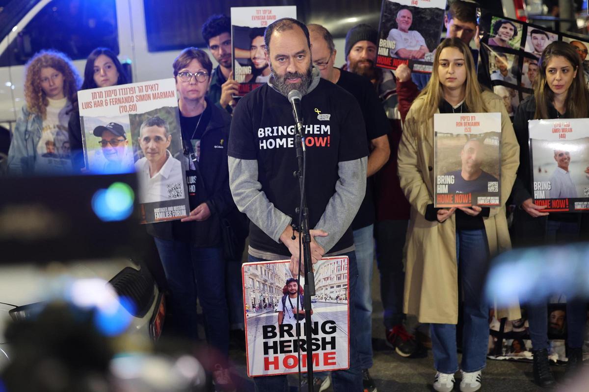 Familiares de los rehenes de Hamás protestan frente al domicilio de Netanyahu