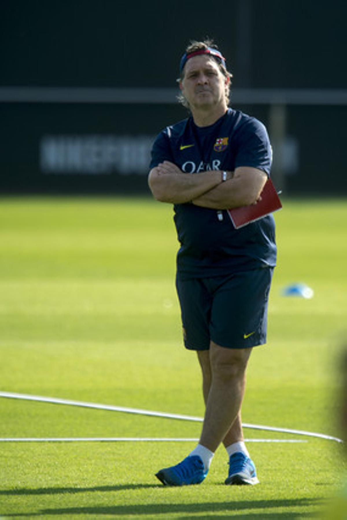 Tata Martino observa el treball dels seus homes, en una sessió a Sant Joan Despí. Tata Martino observa el treball dels seus homes, en una sessió a Sant Joan Despí.