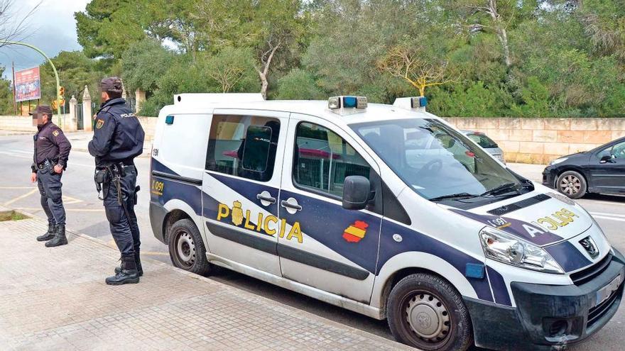 Un furgón de la Policía Nacional, a las puertas del hotel registrado ayer en la Platja de Palma.