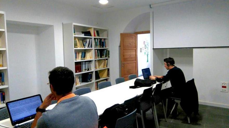 La biblioteca municipal de Coria estrena horario y atiende al público de forma presencial