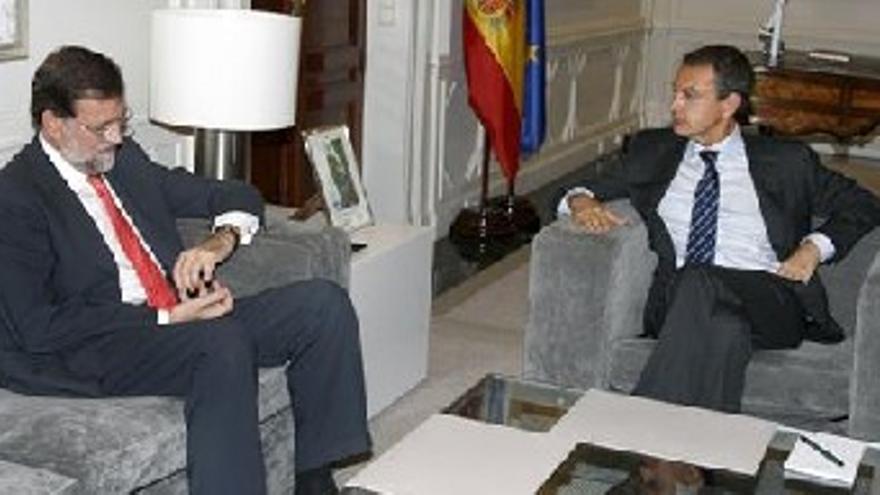 recibe Rajoy en para informarle de medidas frente crisis