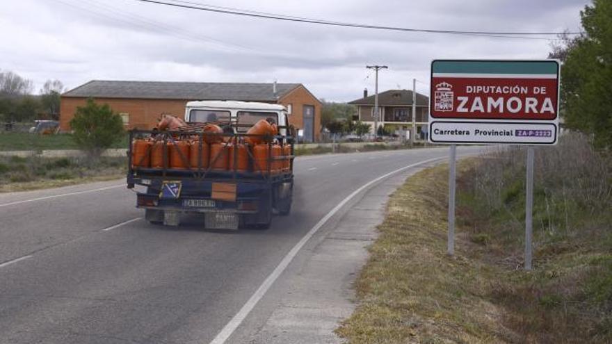 Un camión circula por una de las carreteras de la red provincial, próxima a la capital