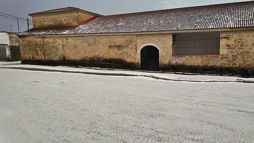 Imagen de la granizada que cubrió calles y plazas de Fresno de Sayago.