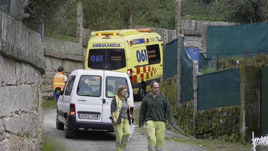 Los servicios sanitarios, en las inmediaciones del lugar del accidente. // S. Álvarez